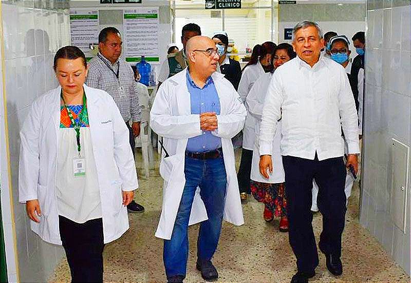 TITULAR DEL IMSS VERACRUZ NORTE SUPERVISA JORNADA DE CIRUGÍA