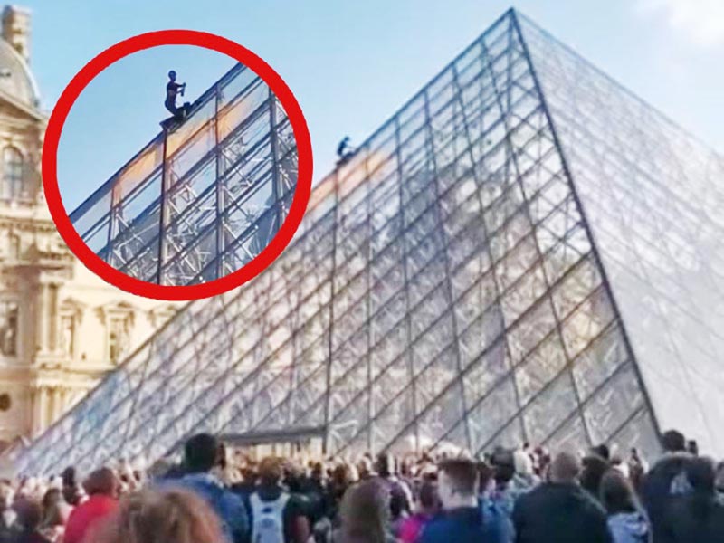 ACTIVISTAS PINTAN DE NARANJA LA PIRÁMIDE DEL LOUVRE