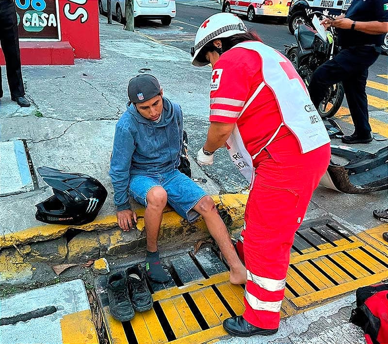 TAXISTA IMPACTA A MOTO REPARTIDOR EN LA AVENIDA ALLENDE Y ZAMORA