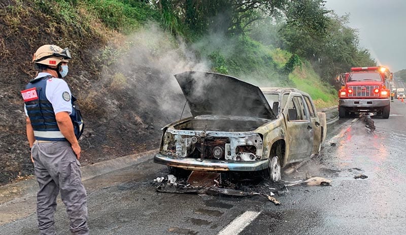 SE LES QUEMA LA CAMIONETA EN LA AUTOPISTA APENAS TUVIERON TIEMPO