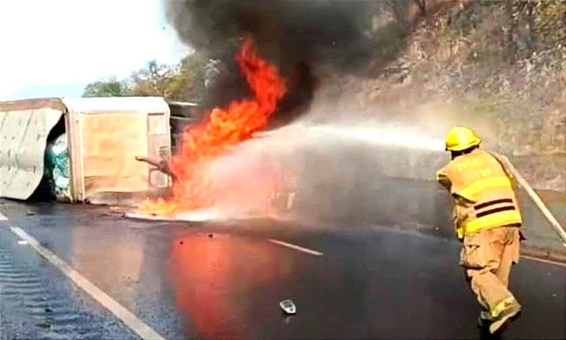 LE GANA LA CURVA SE INCENDIA TRAS VOLCARSE DE PILÓN SE LLEVA UNA