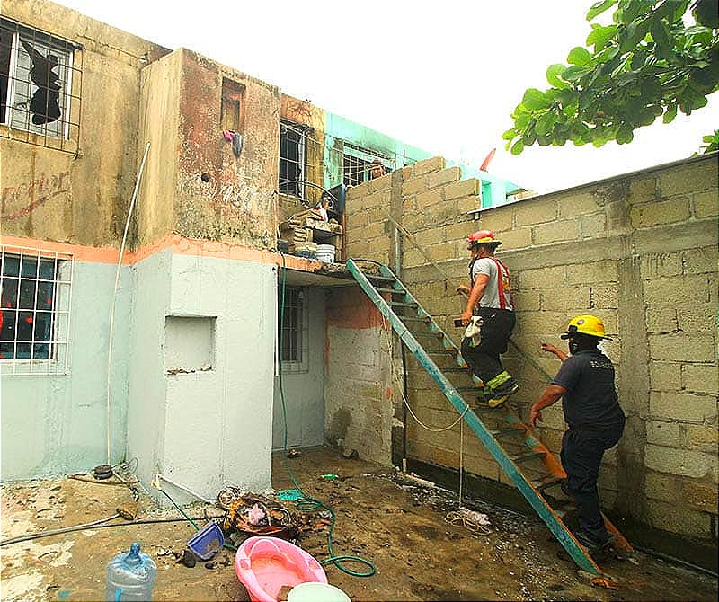 A CUBETAZOS APAGAN INCENDIO EN CASA DE COLONIA LA VERACRUZ