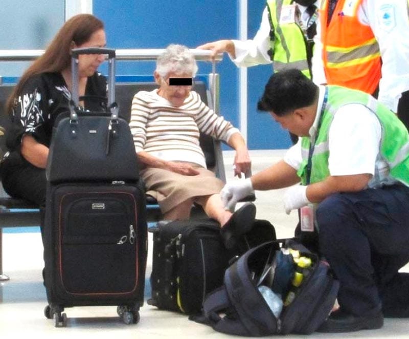 Abuelita Lesionada En El Aeropuerto