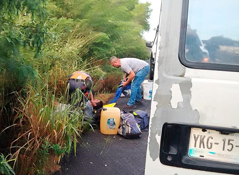 SALE VOLANDO DE LA BATEA CHOCA CAMIONETA DE CARGA XALAPA VERACRUZ