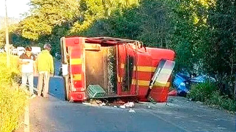 UN MUERTO Y TRES HERIDOS EN TRÁGICA VOLCADURA Camioneta chocó