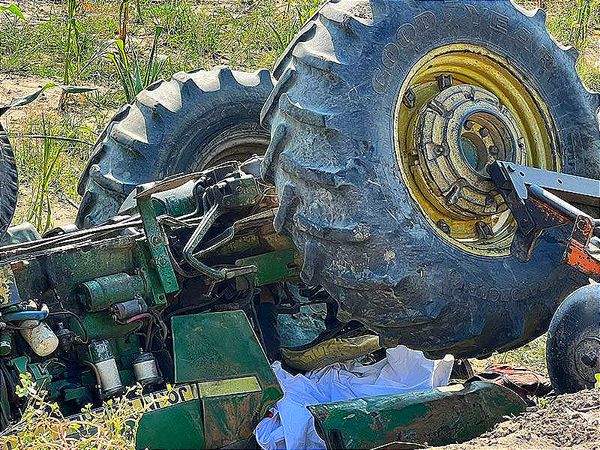 PIERDE LA VIDA APLASTADO POR SU TRACTOR