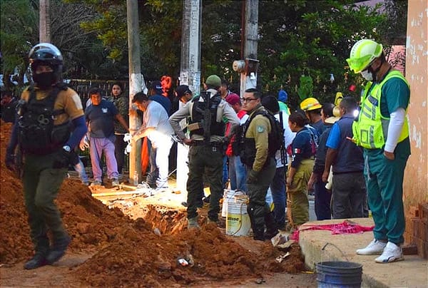 MUEREN SEPULTADOS TONELADAS DE ARENA CAYERON SOBRE TRES TRABAJADORES