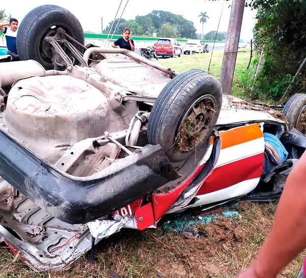 TAXISTA MUERE PRENSADO CINCO PASAJEROS ESTÁN HERIDOS DESPUÉS DE SER