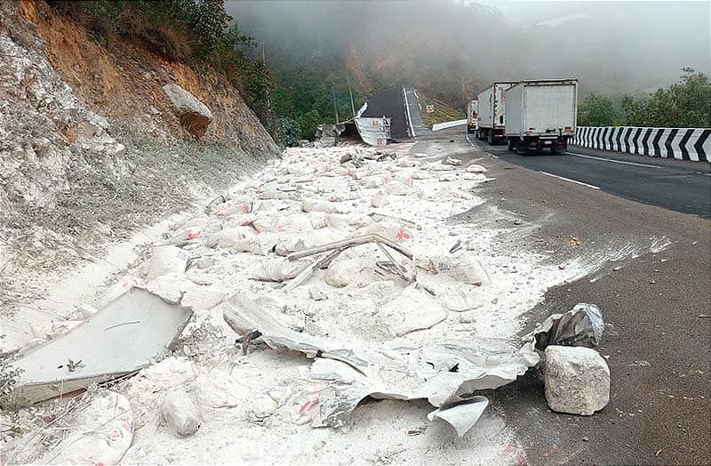 Vuelca Tr Iler Con Cal En Las Cumbres De Maltrata Zona De