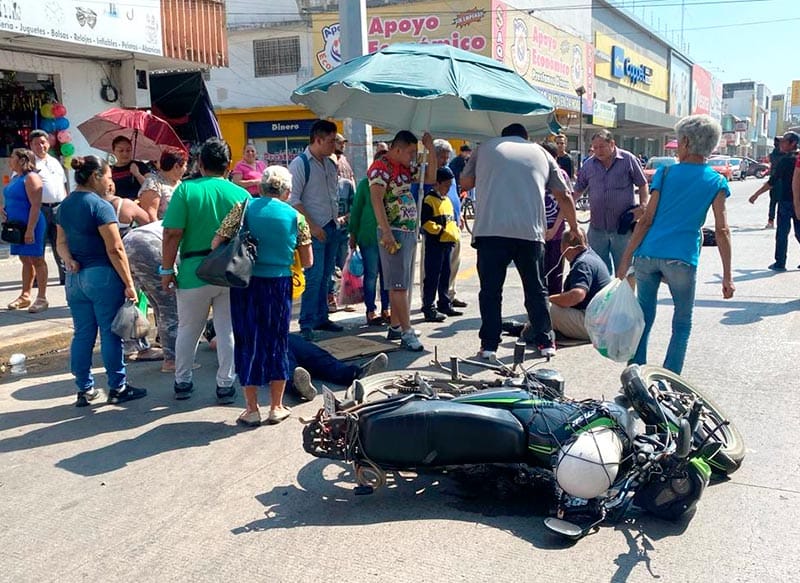 ¡mujer Motociclista Atropella A PeatÓn 2423