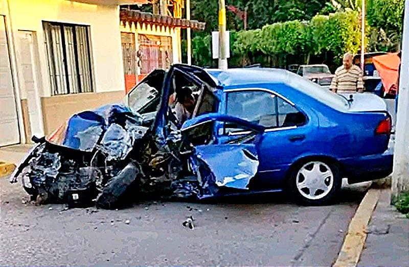 ¡QUEDA PRENSADO DESPUÉS DE CHOCAR CON UNA CASA Y UN POSTE! - APARATOSO ...