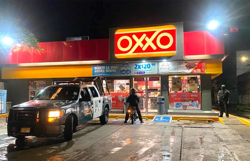 ¡Asalta el Oxxo se tropieza y lo agarran los polis!