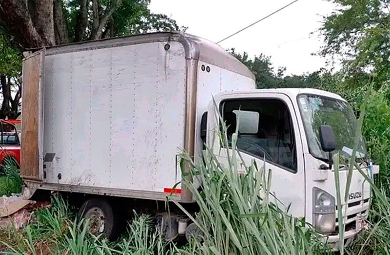 SE PONCHA LA LLANTA Y CHOCA CON ARBOL