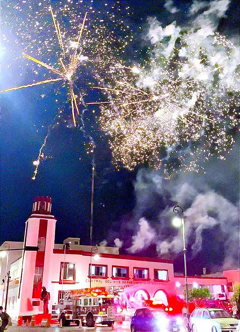 CERCA DE LA MEDIA NOCHE LOS BOMBEROS DE VERACRUZ CELEBRARON...