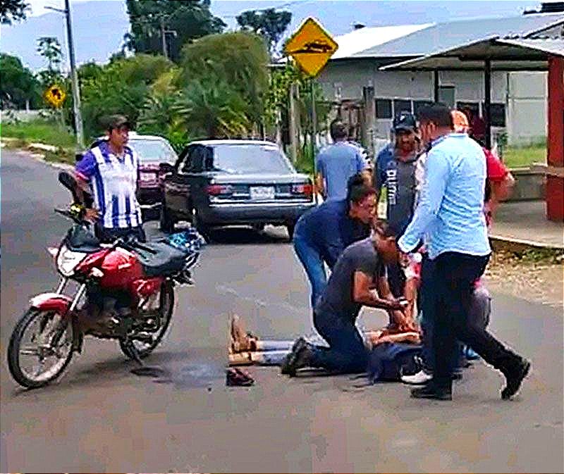 ¡FAMILIA DERRAPA EN SU MOTO- DOS NIÑOS RESULTAN HERIDOS!