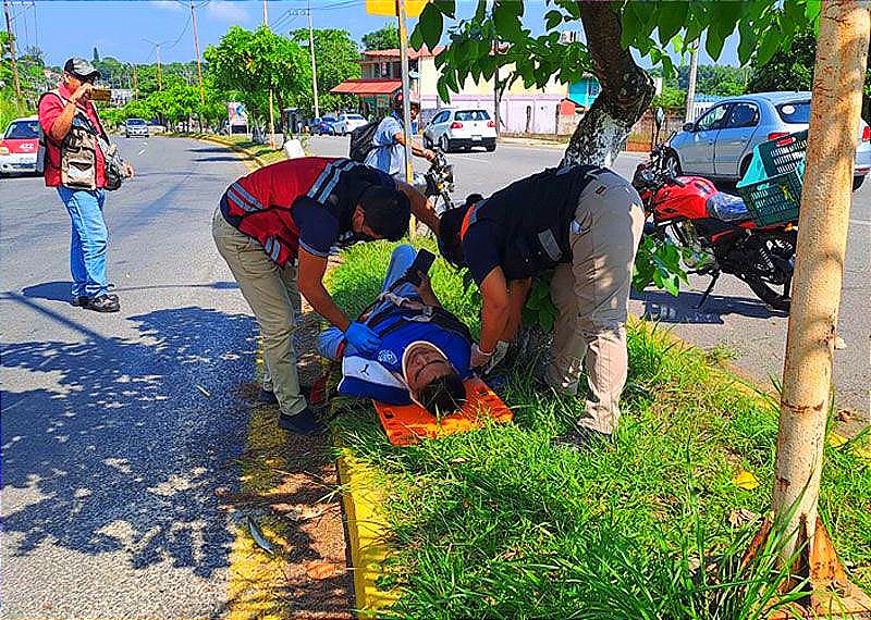 ¡JOVEN REPARTIDOR RESULTÓ HERIDO AL CAER DE SU MOTO!