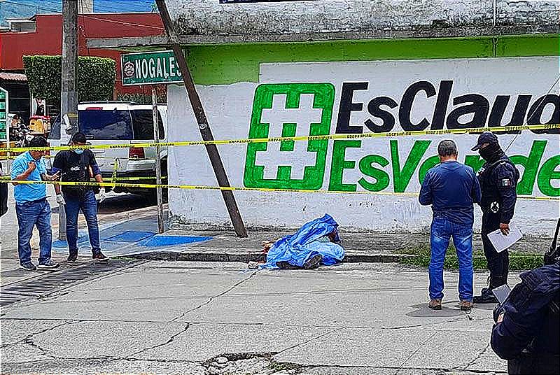 ¡ABUELITO PIERDE LA VIDA GOLPEÁNDOSE LA CABEZA CON LA BANQUETA!