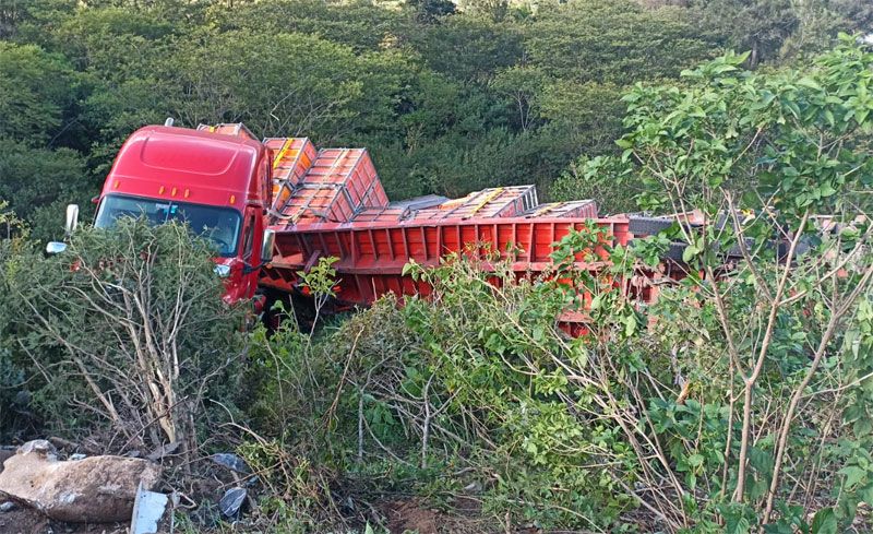 ¡Tráiler cae a barranco en las cumbres de Acultzingo!