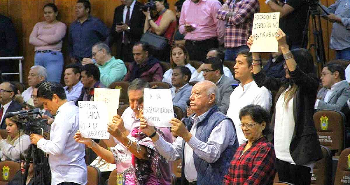 ¡SE LES COLARON! -Padres de Familia Protestan Contra los Libros de Texto