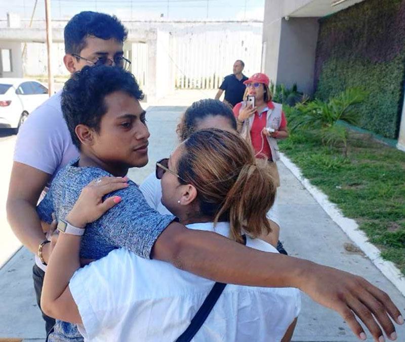 LIBERAN A JOVEN QUE CONDUCIA AUTO BALEADO POR POLICIAS