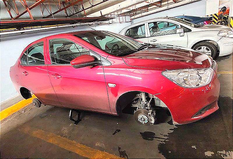 ¡LES ROBAN LAS LLANTAS EN EL ESTACIONAMIENTO DE CHEDRAUI NORTE! -Pero les Dejan el Gato