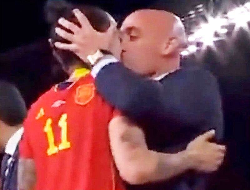 ¡CAUSA INDIGNACIÓN BESO DE RUBIALES A JENNI HERMOSO!