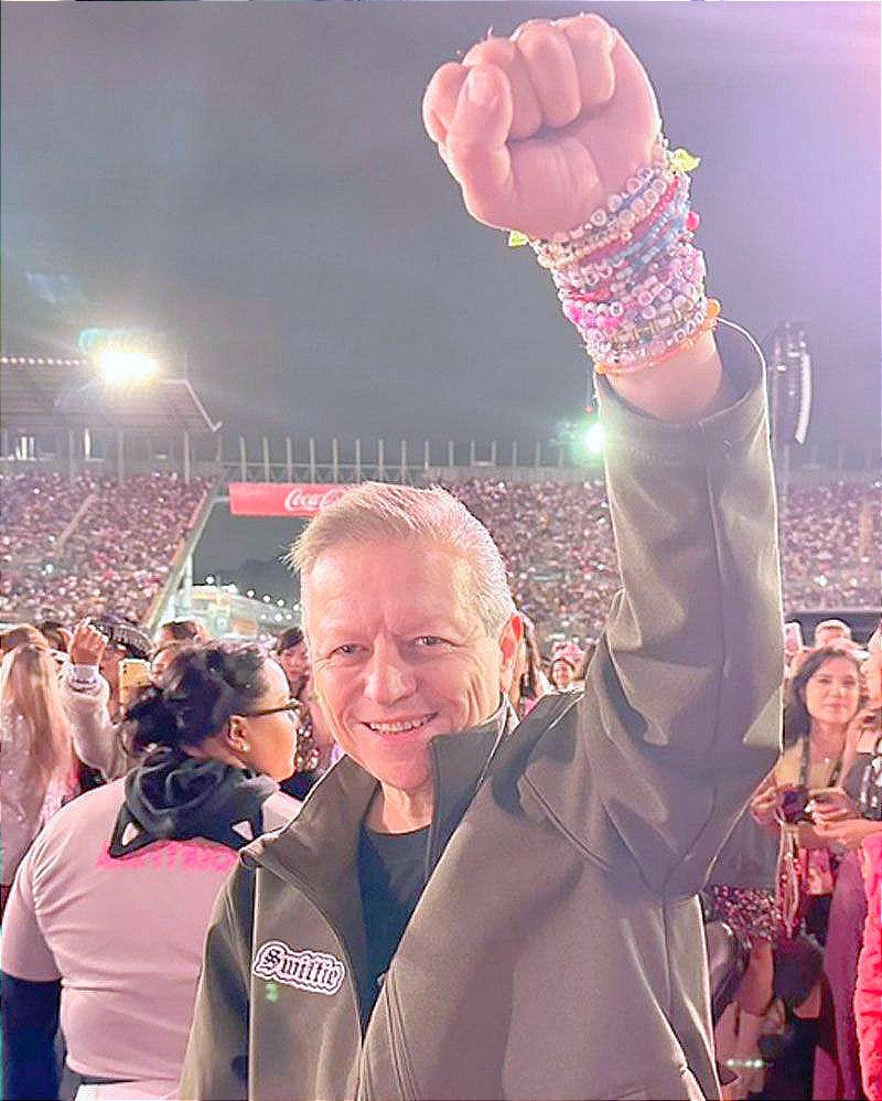 ¡EL MINISTRO ARTURO ZALDÍVAR, PRESENTE EN EL CONCIERTO DE TAYLOR SWIFT!