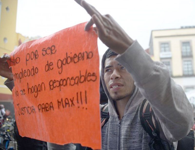 ¡Protesta de moto-repartidores frente al palacio de Gobierno!