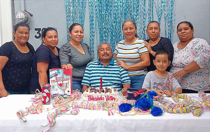 VÍCTOR FESTEJA EN FAMILIA!