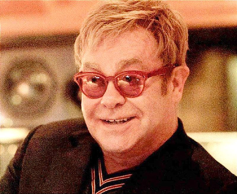 ¡ELTON JOHN ES HOSPITALIZADO!