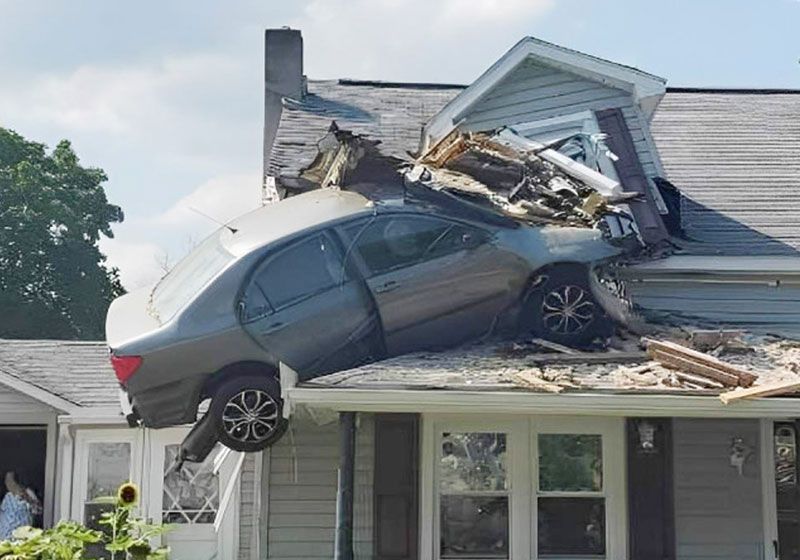 ¡Automóvil impacta el segundo piso de una casa!