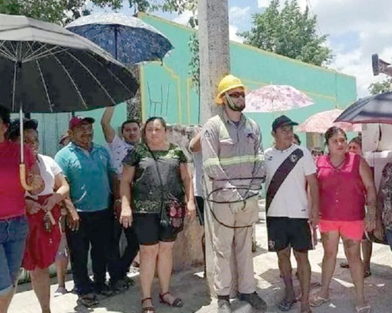 AMARRAN A POSTE A EMPLEADO DE CFE POR APAGONES EN YUCATAN