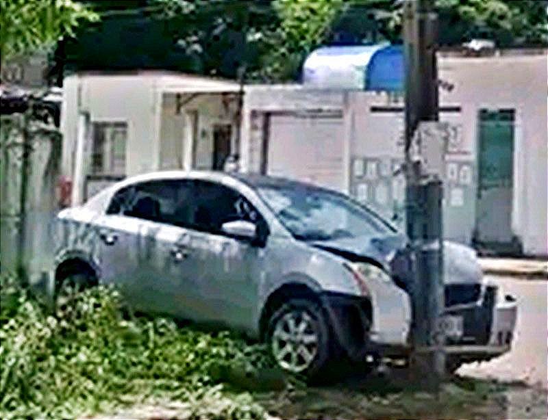 ¡MAMÁ Y SU HIJA CHOCAN SU AUTO CON POSTE DE CFE!