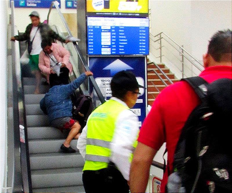 ¡PASAJERA SE DA UN PORRAZO AL CAER DE LAS ESCALERAS ELÉCTRICAS!