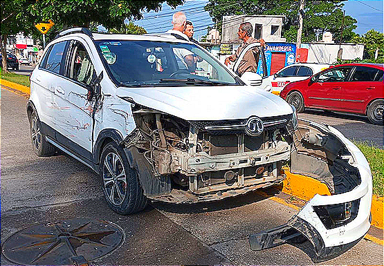 ¡POR JUGAR CARRERITAS CAMIÓN URBANO COLISIONA CON CAMIONETA!