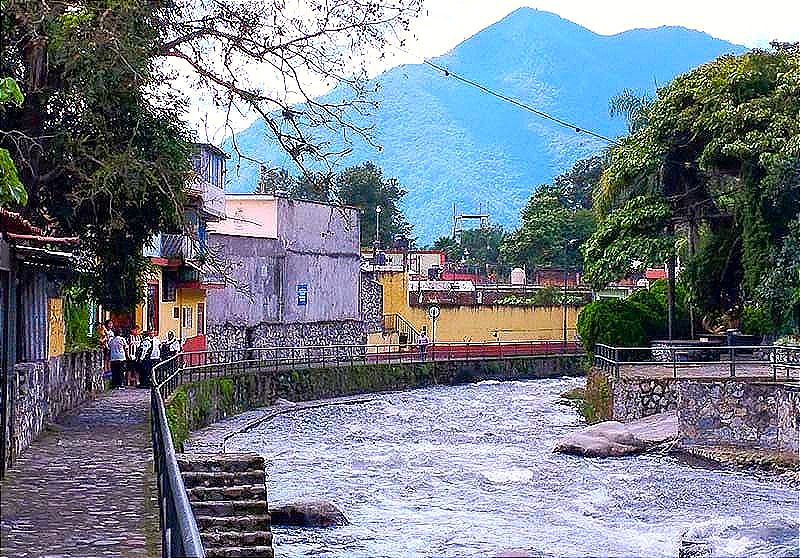 ¡ARRASTRADA POR LA CORRIENTE EN RÍO DE ORIZABA! -La Rescataron Antes deLlegar a la Cascada