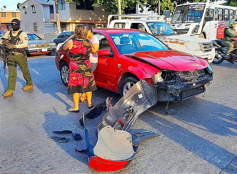 ¡PAREJA EN MOTO CASI NO LA CUENTA! -Se Pasa el Rojo y se Estampan con el Jetta