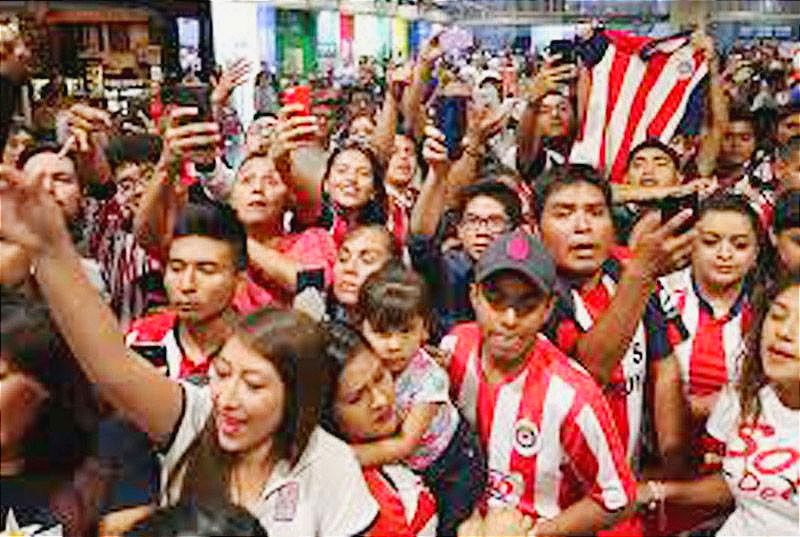 ¡AFICIONADOS RECIBEN A CHIVAS EN LA CDMX! -A GRITO DE ÁGUILAS, ÁGUILAS