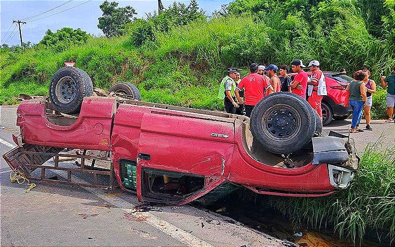 ¡DA VOLANTAZO Y QUEDAN DE CABEZA! -Conducía su vehículo en compañía de su esposa y su hijo rumbo a Tejería cuando una pipa se atravesó