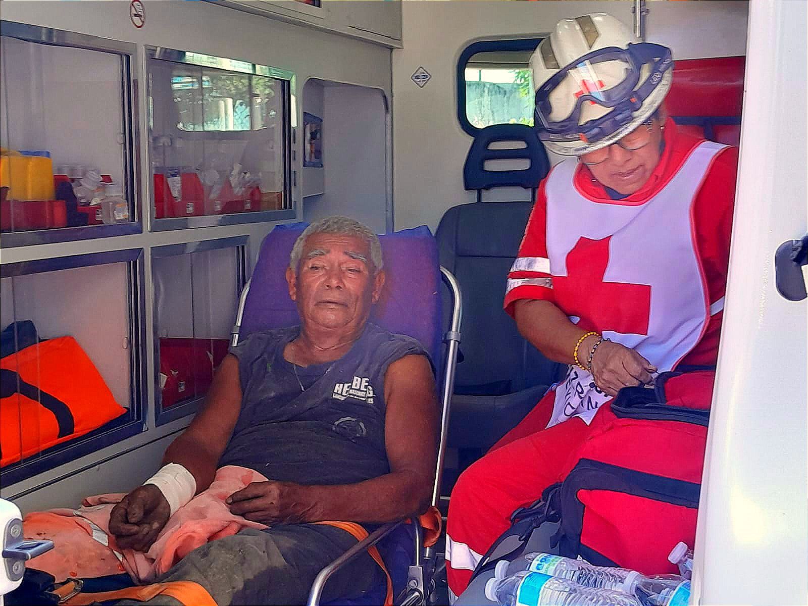 ¡ABUELITO RUEDA 10 METROS POR EL  BARRANCO! -Se arrastro lo más que pudo, hasta llegar a la mitad y ya pedir ayuda, tres horas después