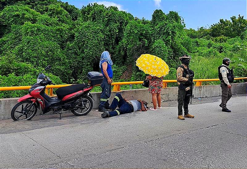 ¡“JINETE DE ACERO” CAE DE LA MOTO POR BACHE! -Circulaba por el Puente de Rio Medio