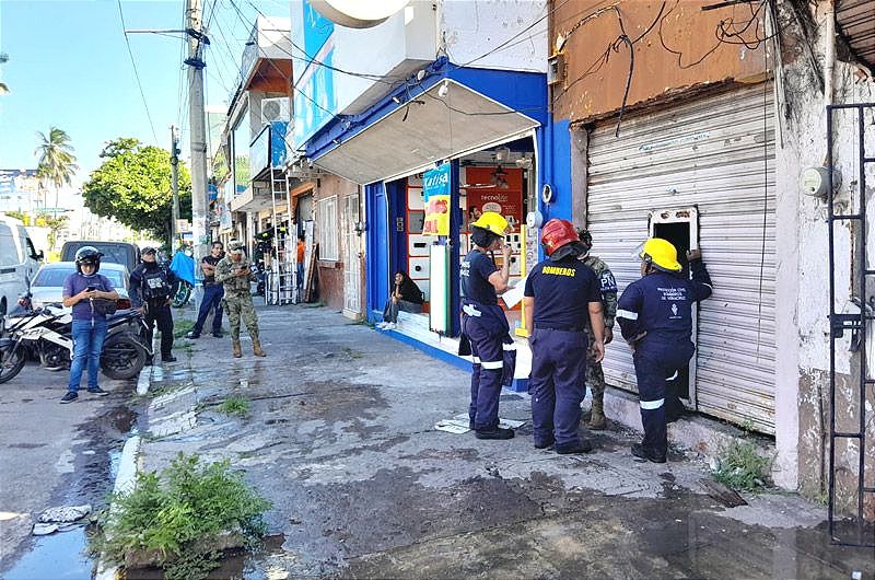 ¡PRENDEN FUEGO A BASURA Y SE INCENDIA LOCAL ABANDONADO! -En el Corazón de la Ciudad