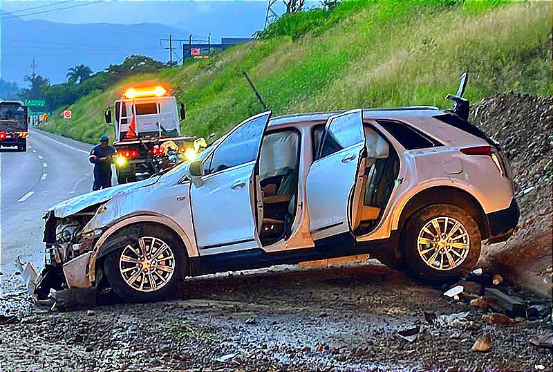 ¡VUELCA CAMONETA DE LUJO EN LA AUTOPISTA ORIZABA-PUEBLA! -Dos personas con lesiones menores, daños y pérdidas materiales y el cierre parcial de la circulación vehicular