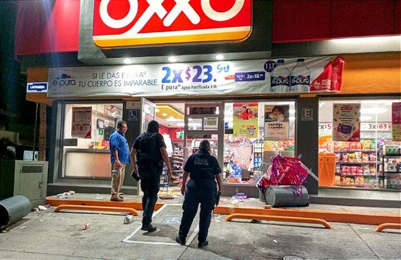 ¡SE LES APARECE FURIOSA EN EL OXXO! -*Comenzó a Romper los Cristales y Demás