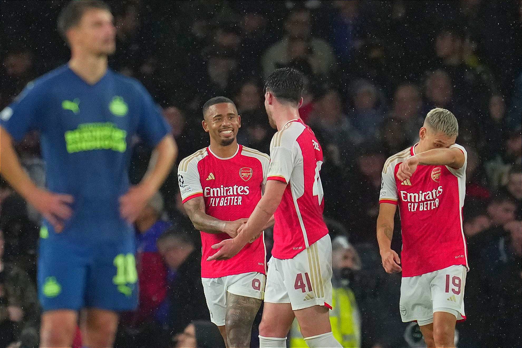 ¡ARSENAL REGRESA A LA CHAMPIONS! -Y golea al PSV del "Chuky"