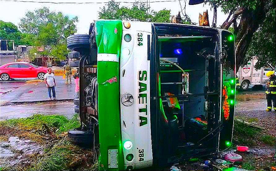 ¡CAMIONAZO: 8 HERIDOS! -“SAETA” CAYO A UNA CUNETA Y VUELCA