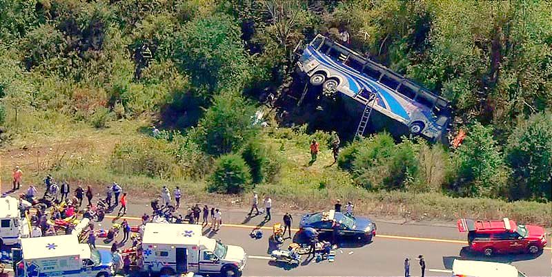 ¡AUTOBÚS CON ESTUDIANTES A BORDO SE SALE DE AUTOPISTA EN NUEVA YORK! -Dos muertos y varios heridos