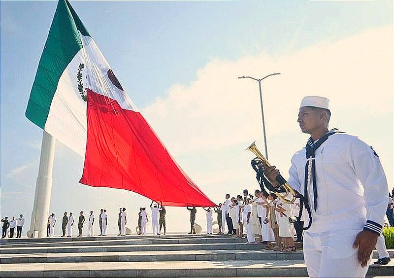 ¡IZAN MEGA-BANDERA! -”Fue espectacular la noche del Grito de Independencia”