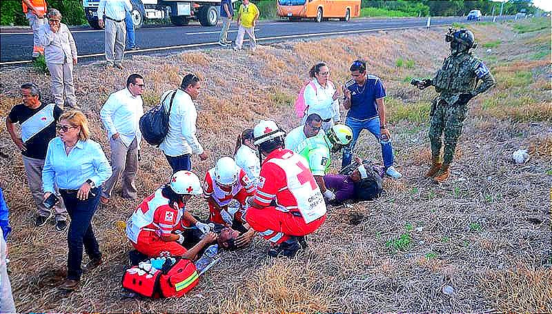 ¡SE LE REVENTÓ Y VOLCÓ! -El Automóvil se Desvió Bruscamente Hacia su Lado Izquierdo Impactando Contra un Bolardo