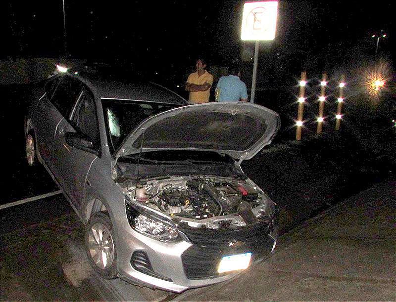 ¡AUTO CAE EN CUNETA POR EL AGUACERO!